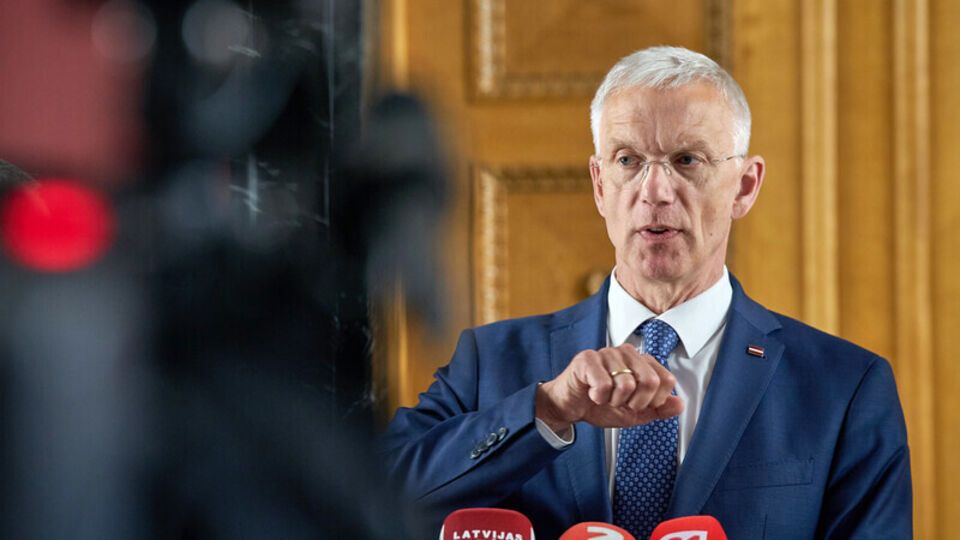 Раньше Кариньш заявлял, что не собирается уходить в отставку из-за скандала