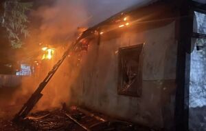 Двух детей после пожара госпитализировали