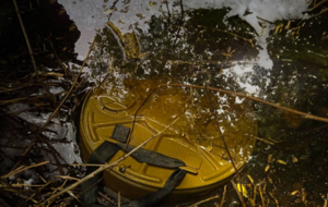 Оккупанты пытались установить в воде мины, но "разминировали" свой же боеприпас