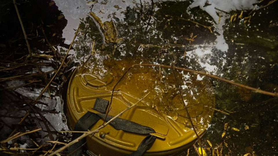 Окупанти намагалися встановити у воді міни, але "розмінували" свій же боєприпас