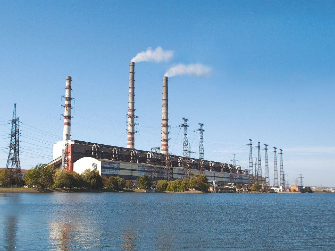 Окупанти майже зруйнували три ТЕС ДТЕК, дві з яких не було обстріляно минулого тижня, зазначив Сахарук