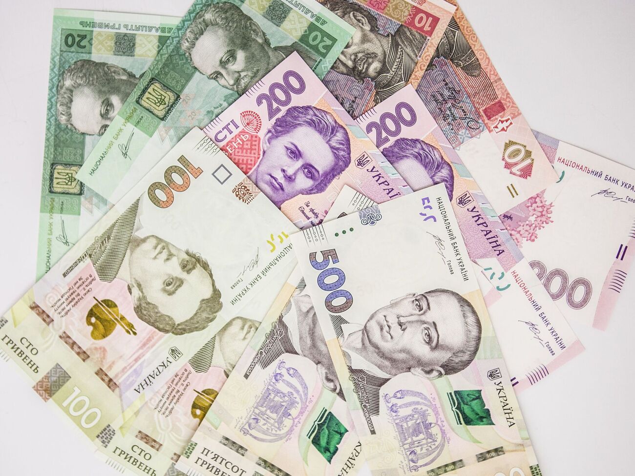 Зараз мінімальна зарплата в Україні становить 7100 грн, зазначив Шмигаль