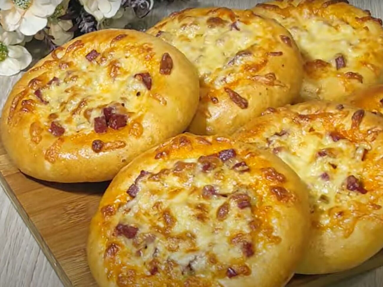 Выпекайте мини-пиццу в разогретой духовке до 180 °С 25 минут