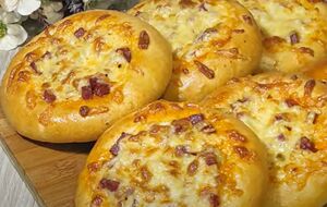 Выпекайте мини-пиццу в разогретой духовке до 180 °С 25 минут