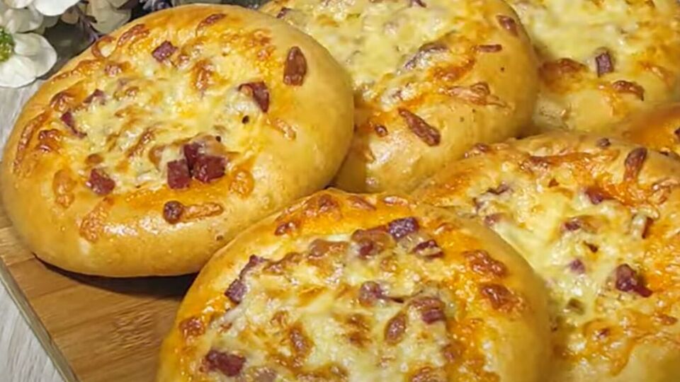 Выпекайте мини-пиццу в разогретой духовке до 180 °С 25 минут