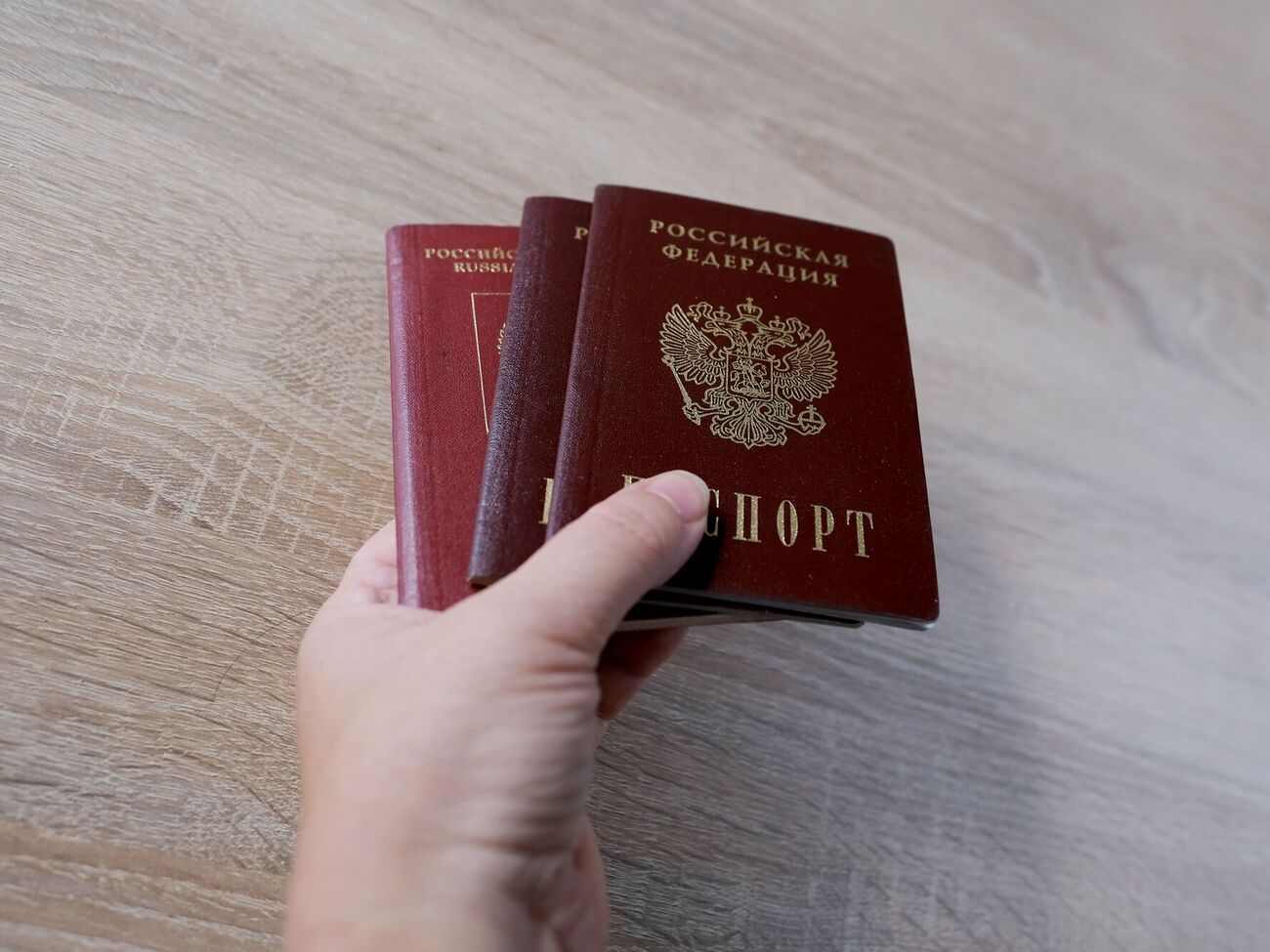 Окупанти примушують українців на окупованих територіях отримувати російські паспорти