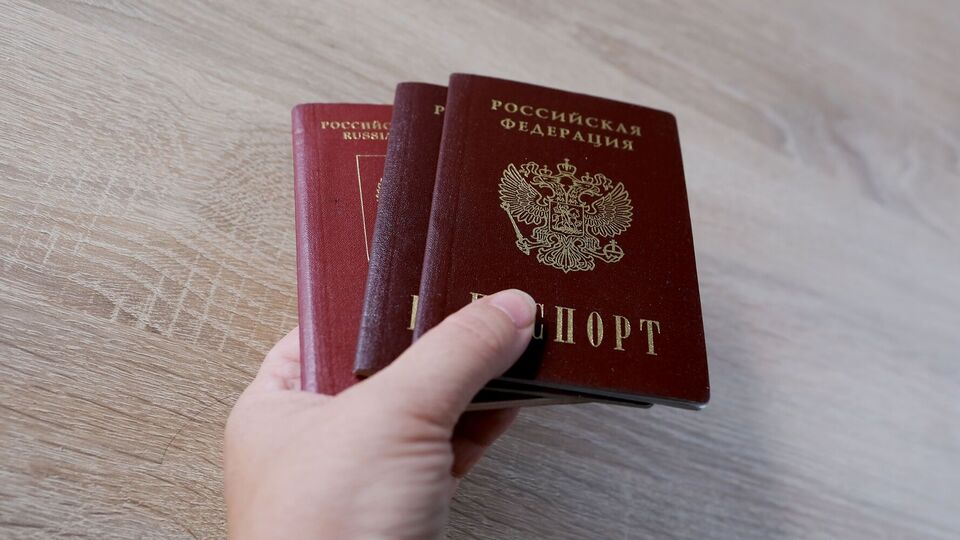 Окупанти примушують українців на окупованих територіях отримувати російські паспорти