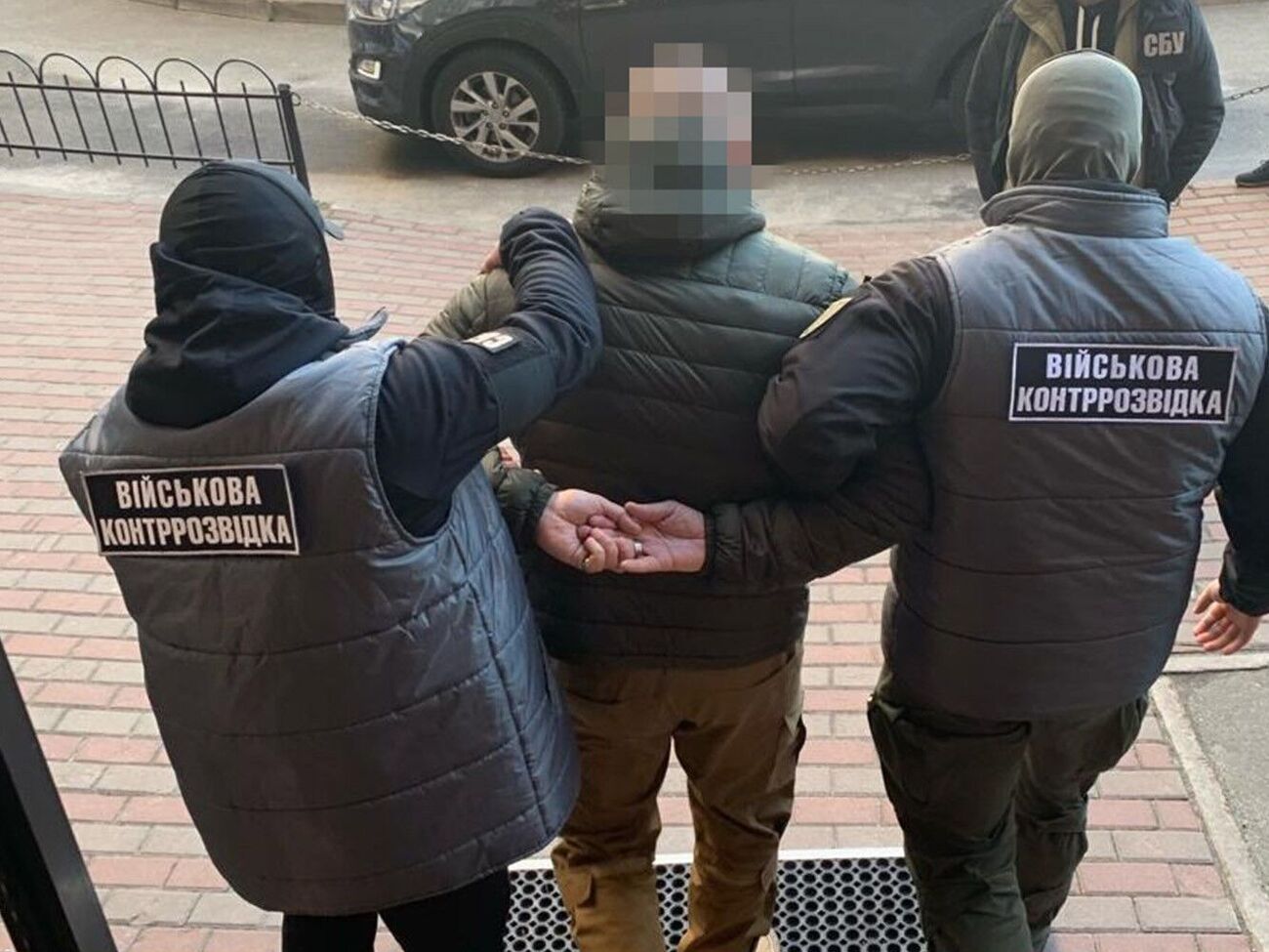 По данным контрразведки СБУ, мужчина планировал шпионить за десантниками под видом капеллана