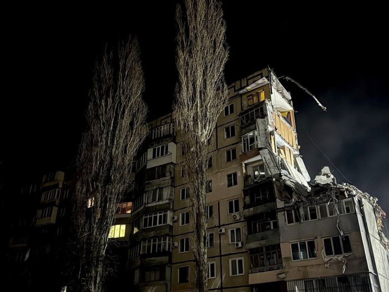 Удар российских оккупантов по жилому дому в Одессе унес жизни по меньшей мере 10 человек
