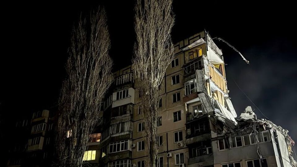 Удар російських окупантів по житловому будинку в Одесі забрав життя щонайменше 10 людей