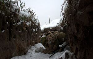 Украинская линия обороны к западу от Авдеевки представляет собой "довольно редкие и примитивные окопы", пишет NYT