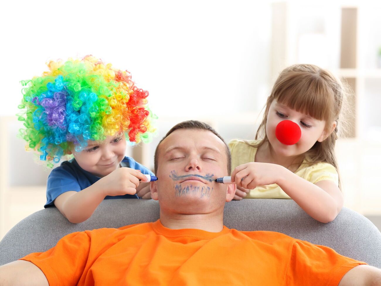 В День смеха принято устраивать розыгрыши и подшучивать друг над другом