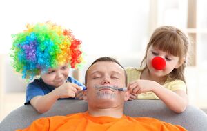 В День смеха принято устраивать розыгрыши и подшучивать друг над другом