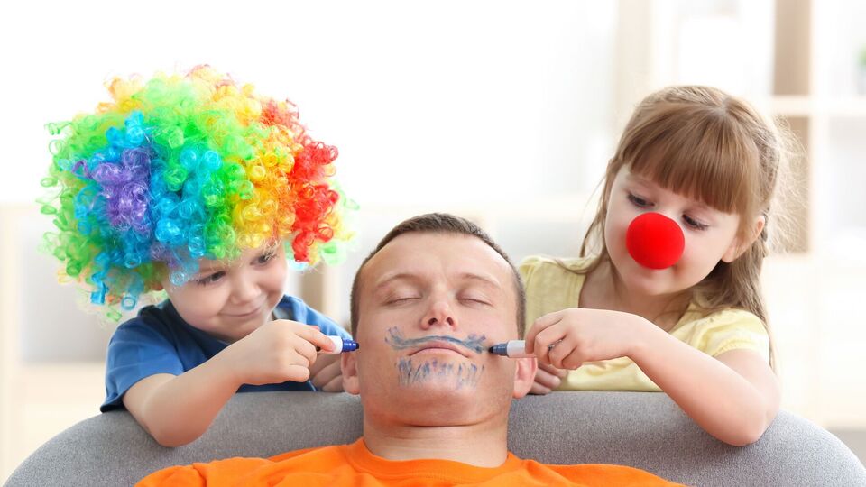 В День смеха принято устраивать розыгрыши и подшучивать друг над другом