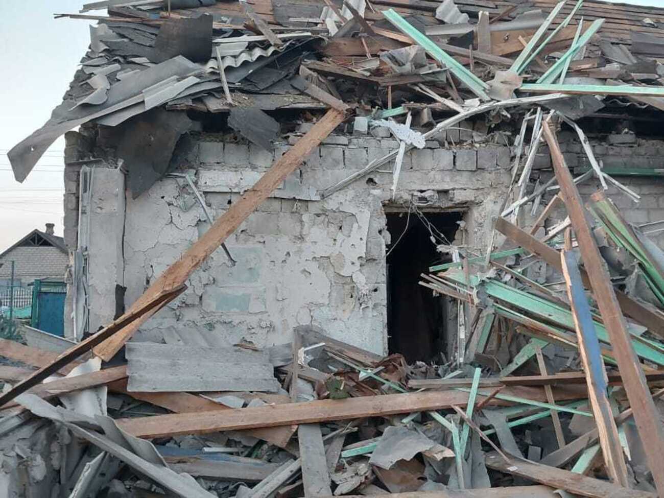 В результате российских обстрелов Красногоровки, Курахово и Новоселидовки повреждены жилые дома и хозпостройки, отметили в прокуратуре