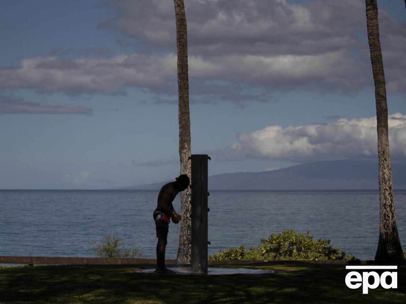 Гаваї розташовані в Тихому океані й не належать до континентальної частини США