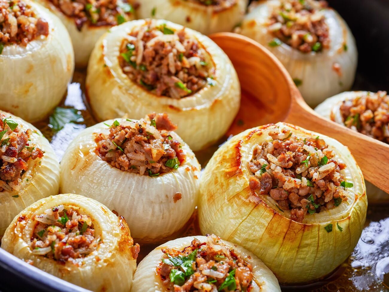 Луковые голубцы запекают два часа