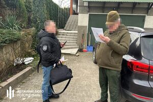 Подозрение получили восемь чиновников