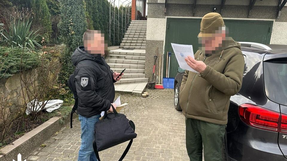 Підозру дістало восьмеро чиновників