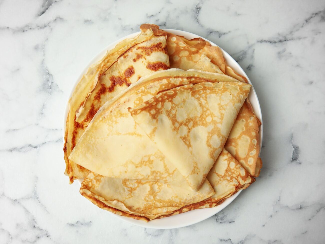 Випікайте млинці на розігрітій сковороді, змащеній жиром, з обох боків