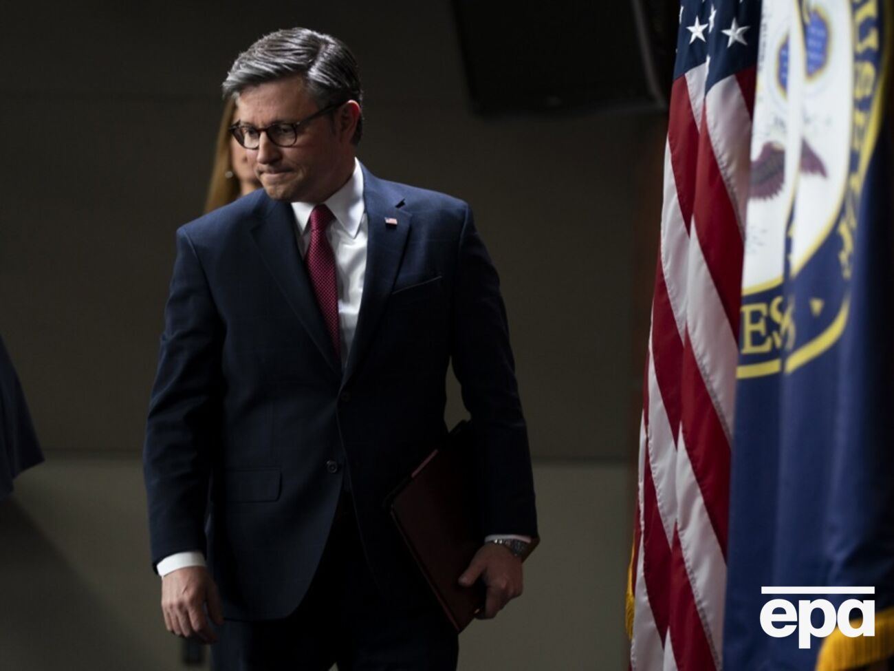 Источники CNN уточнили, что Джонсон еще не занял позицию по новому законопроекту и не брал на себя обязательства вынести его на голосование