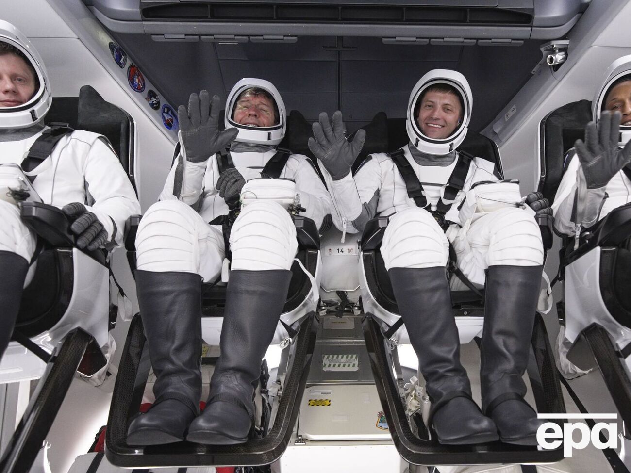 На борту корабля три американца и россиянин