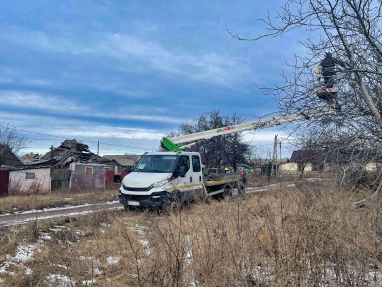 Энергетики приступают к работам сразу, как только получают разрешение и доступ к месту повреждения от ВСУ и ГСЧС
