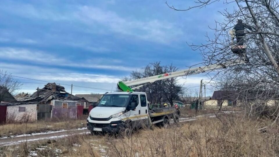 Энергетики приступают к работам сразу, как только получают разрешение и доступ к месту повреждения от ВСУ и ГСЧС