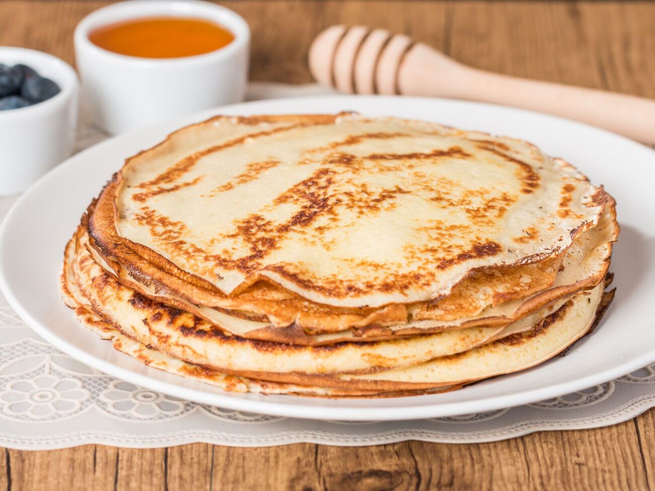 Блины можно подавать со сладким или соленым дополнением