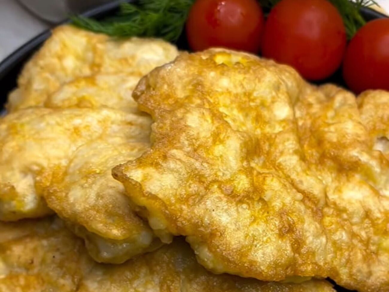 Обсмажте з кожного боку по півтори хвилини – биток просмажується дуже швидко