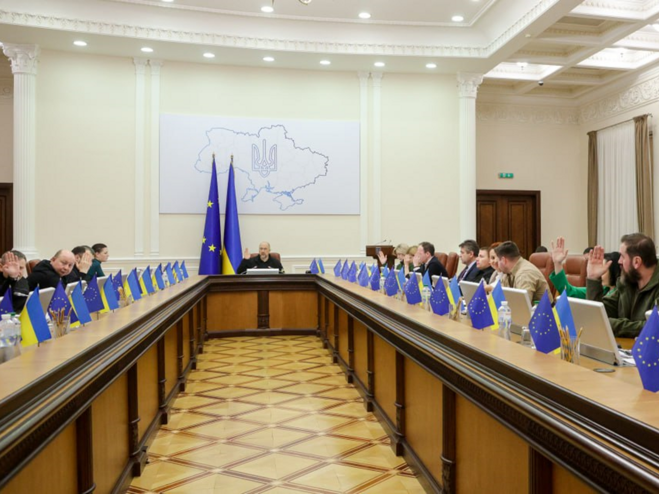 Шмигаль зазначив, що питання про кадрові рішення в уряді на сьогодні на порядку денному не стоїть