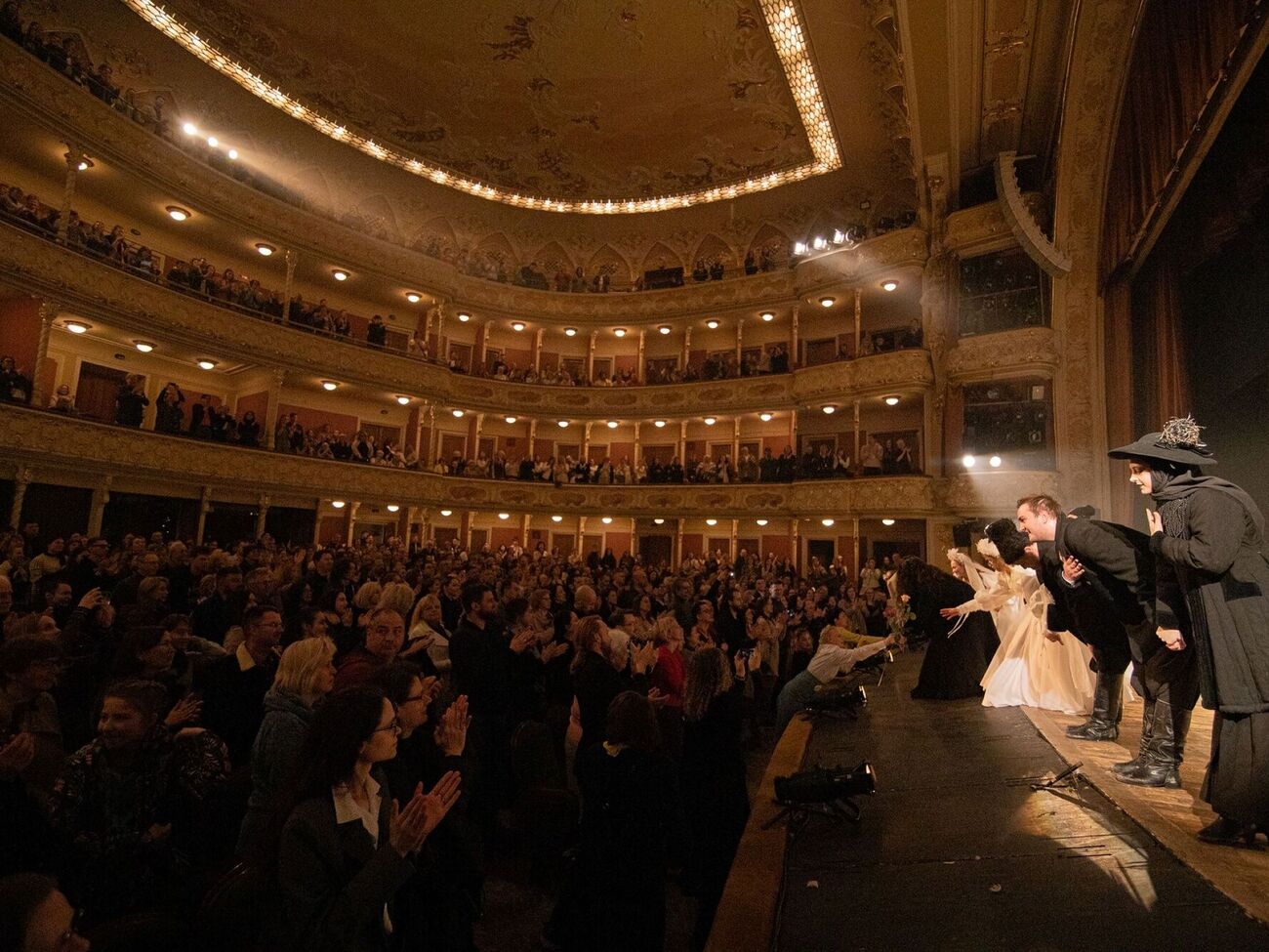 Режиссером спектакля "Конотопская ведьма" является Иван Урывский