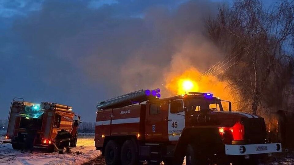 За даними ЗМІ, горіли три резервуари з пальним