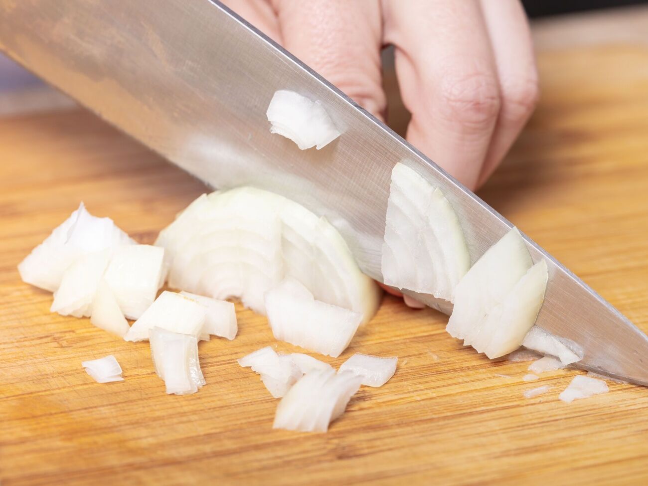 Клопотенко рекомендует нарезать лук острым ножом