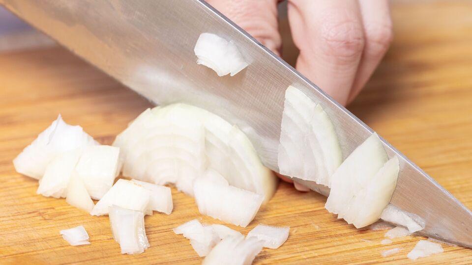 Клопотенко рекомендує нарізати цибулю гострим ножем