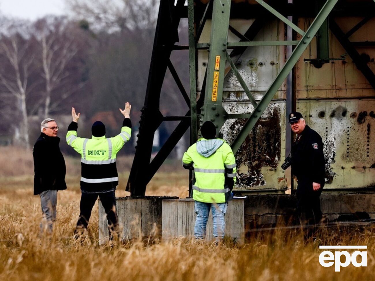 На заводе загорелась электроопора, вызвав значительное отключение электроэнергии в регионе вблизи завода