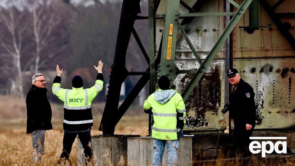 На заводі загорілася електроопора, спричинивши значне вимкнення електроенергії в регіоні поблизу заводу