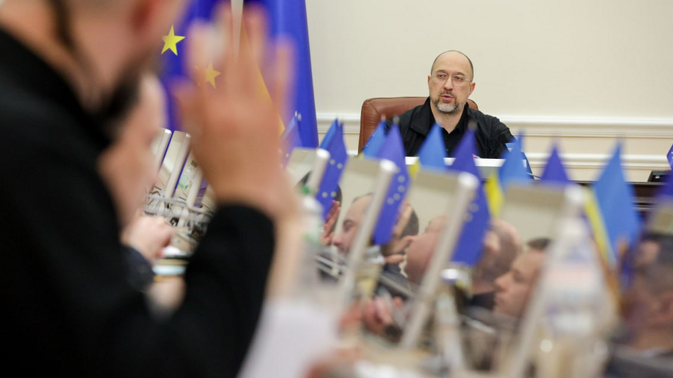 На выделенные средства будут отремонтированы жилые дома, школы, больницы, а также объекты критической инфраструктуры, отметил Шмыгаль