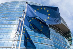 Стратегія передбачає розвиток тісніших зв'язків з Україною через її участь в ініціативах ЄС на підтримку оборонної промисловості
