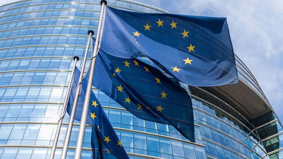 Стратегія передбачає розвиток тісніших зв'язків з Україною через її участь в ініціативах ЄС на підтримку оборонної промисловості