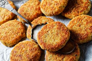 Для насыщенности вкуса и сочности можно добавить в фарш плавленый сырок, белый хлеб, специи для рыбы