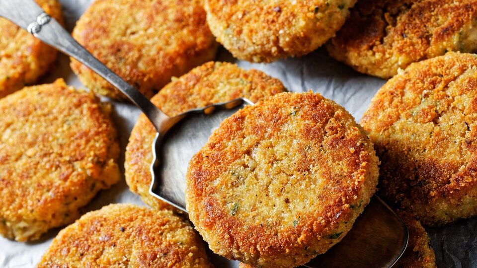 Для насыщенности вкуса и сочности можно добавить в фарш плавленый сырок, белый хлеб, специи для рыбы