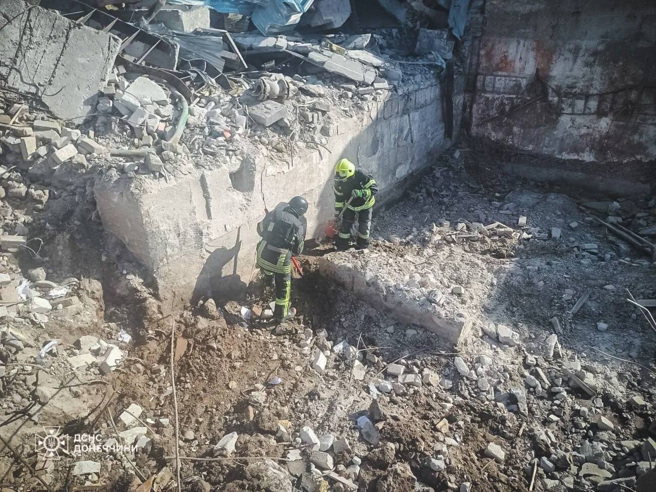 Спасатели разобрали около 980 тонн