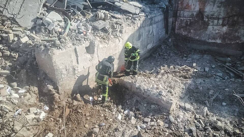 Спасатели разобрали около 980 тонн
