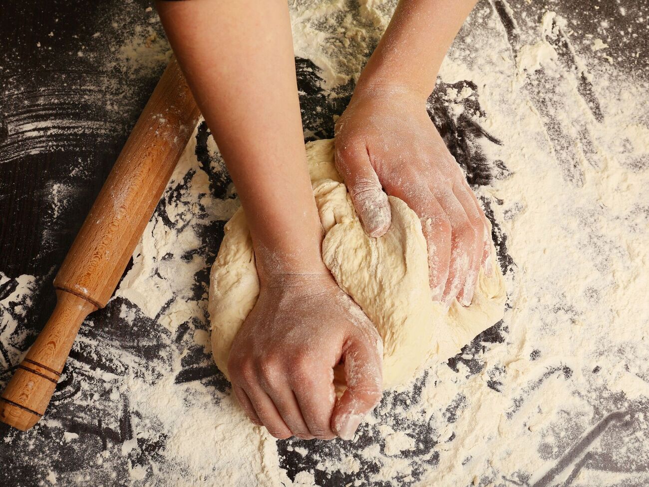 Перед тем, как формировать пирожки, тесто должно отдохнуть 20 минут