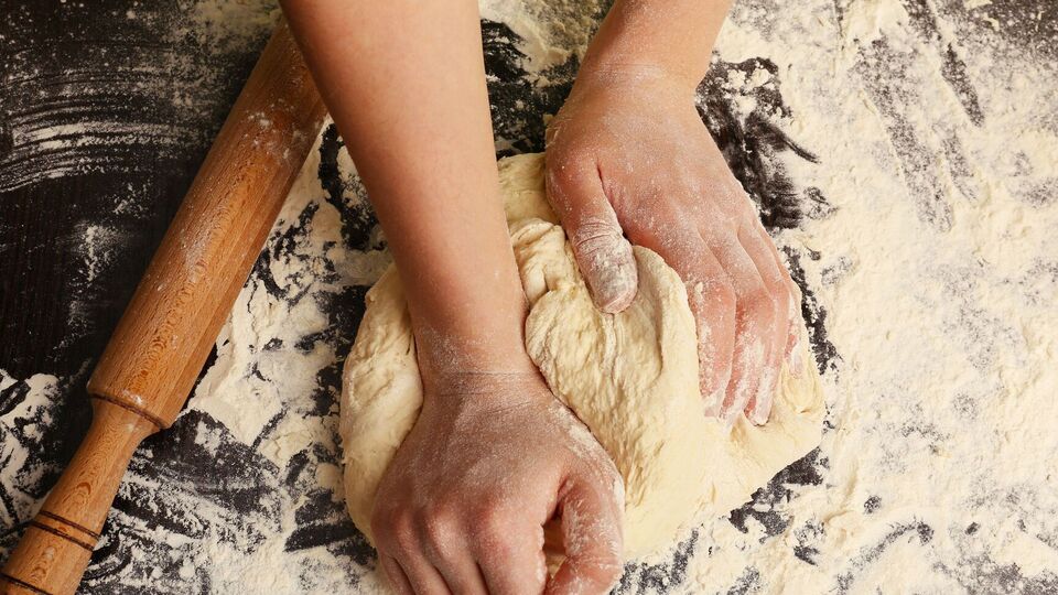 Перед тем, как формировать пирожки, тесто должно отдохнуть 20 минут