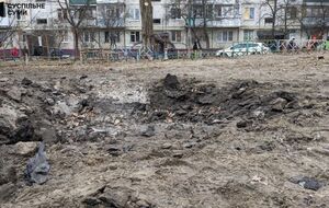 Воронка от взрыва в одном из дворов в Сумах