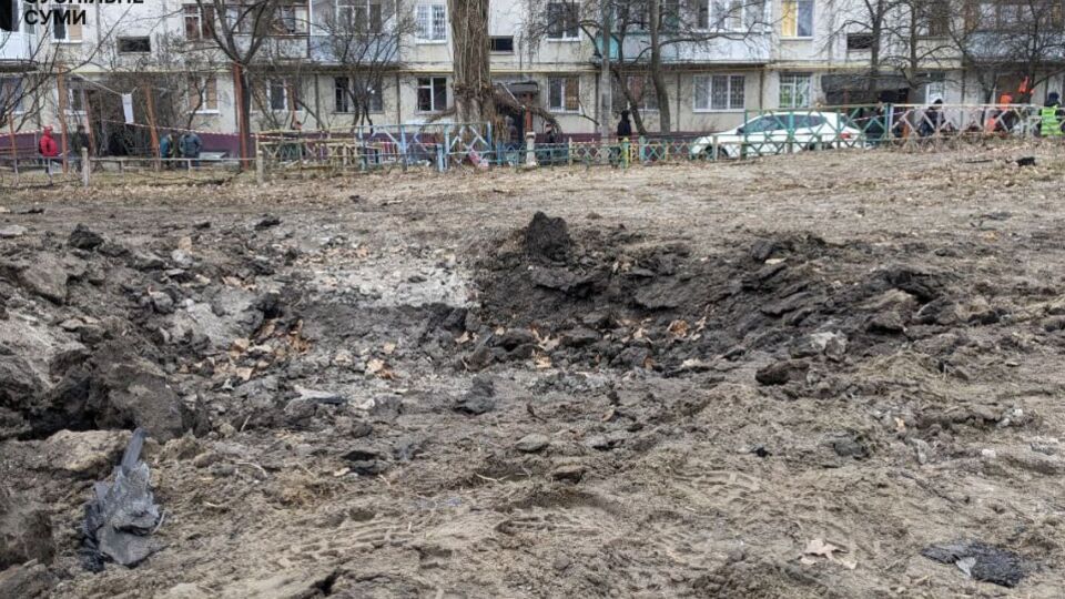 Воронка от взрыва в одном из дворов в Сумах