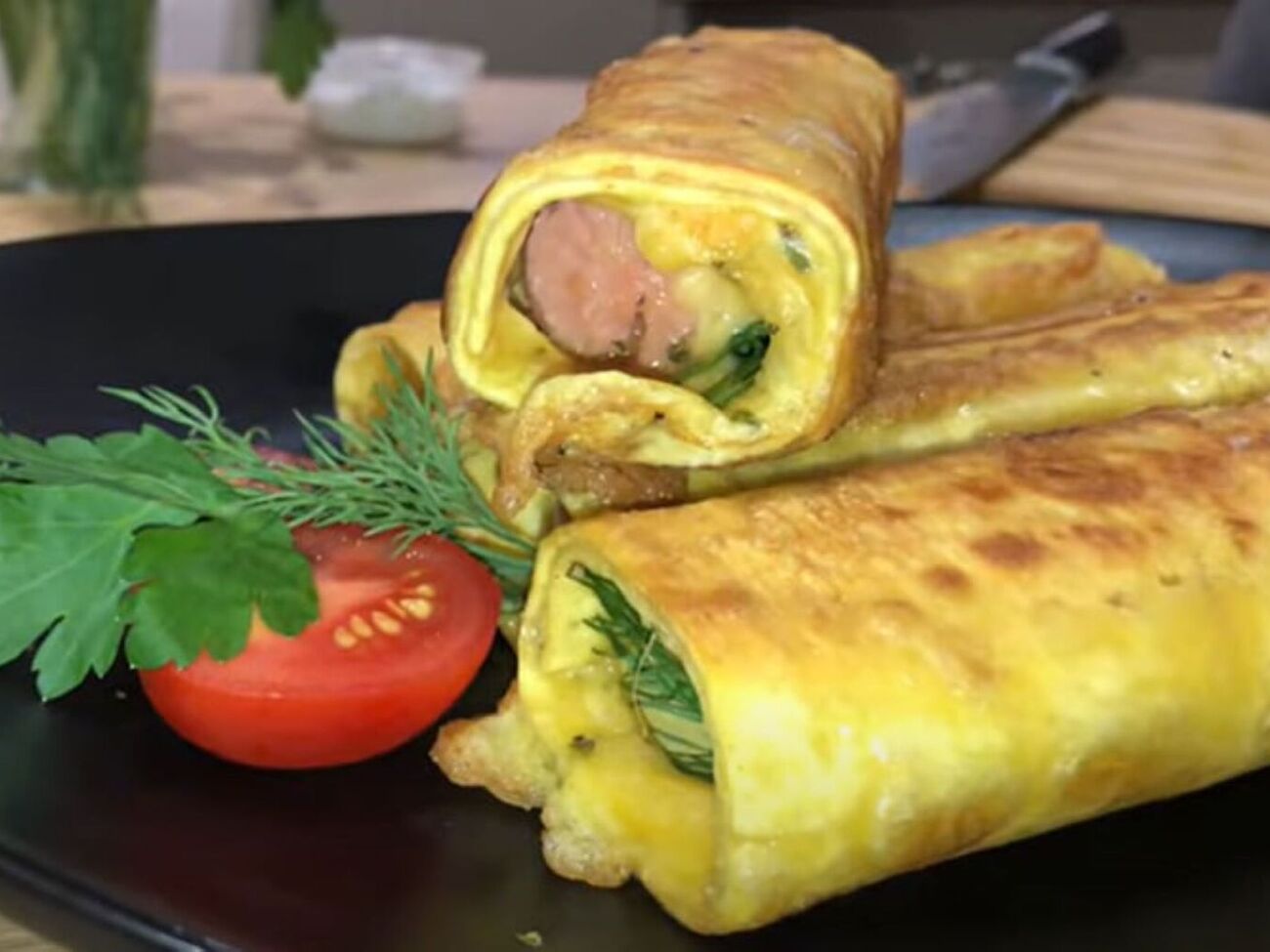 Рулеты обжарьте на сковороде с каждой стороны в течение полутора минут