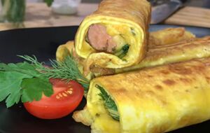 Рулеты обжарьте на сковороде с каждой стороны в течение полутора минут